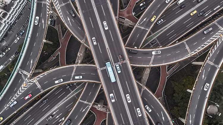 高速公路和立交桥鸟瞰图.